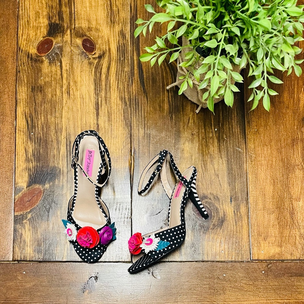 Betsey Johnson Floral ankle strap heel sandals size 8.5
